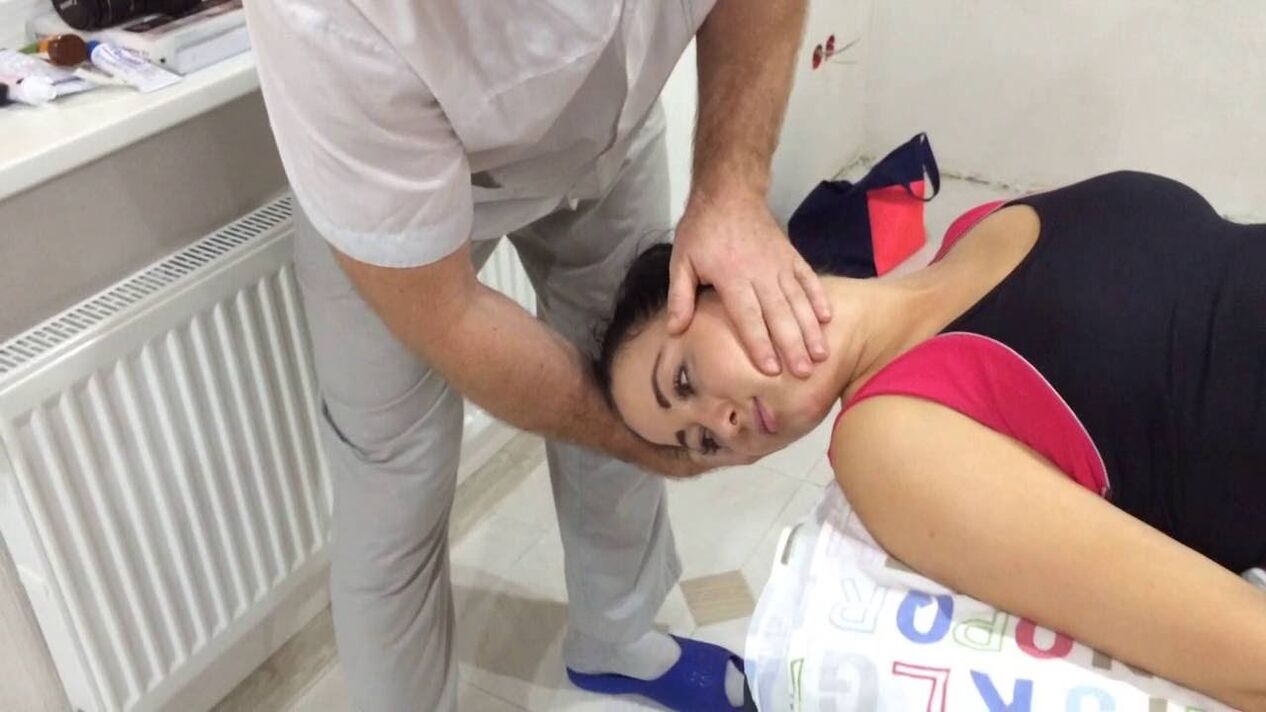 Sesiunile de terapie manuală sunt recomandate pentru un pacient cu osteocondroză cervicală